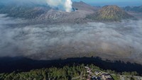 BMKG Stasiun Klimatologi Jawa Timur mencatat, suhu dingin ini dipengaruhi oleh aktifnya angin monsun timuran yang membawa udara kering dan minim awan. Kondisi tersebut menyebabkan radiasi panas bumi cepat hilang pada malam hingga dini hari, memicu turunnya suhu permukaan. (ANTARA FOTO/Irfan Sumanjaya)