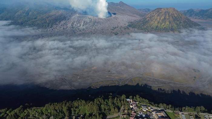 Suhu Bromo Kian Menggigit di Puncak Kemarau Wisatawan mengunjungi kawasan Taman Nasional Bromo Tengger Semeru (TNBTS) di Probolinggo, Jawa Timur, Minggu (27/7/2025). BMKG Stasiun Klimatologi Jawa Timur mencatat fenomena bediding atau suhu dingin terjadi akibat aktifnya angin monsun timuran yang kering dan minim awan seiring musim kemarau 2025 yang mundur dari normalnya dan diprediksi berlangsung hingga September dengan suhu terendah umumnya terjadi pada bulan Agustus. ANTARA FOTO/Irfan Sumanjaya/nz