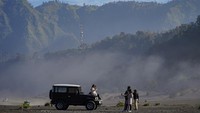 Fenomena bediding kerap menjadi daya tarik wisata di kawasan Bromo, namun masyarakat diimbau tetap waspada terhadap dampaknya, khususnya bagi kelompok rentan seperti anak-anak dan lansia. (ANTARA FOTO/Irfan Sumanjaya)