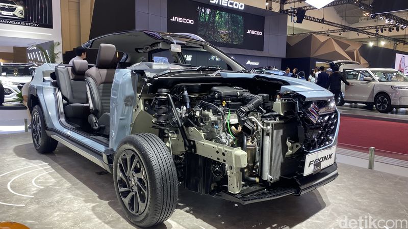 Suzuki memamerkan Fronx di GIIAS 2025. Tak hanya mobil utuh yang sudah jadi, Suzuki juga menghadirkan rangka mobil dan Fronx yang terbelah.