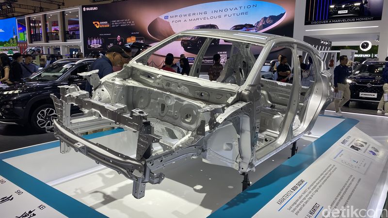 Suzuki memamerkan Fronx di GIIAS 2025. Tak hanya mobil utuh yang sudah jadi, Suzuki juga menghadirkan rangka mobil dan Fronx yang terbelah.