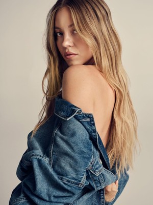 Pesona Sydney Sweeney, Banjir DM Ajakan Kencan dari Bintang Liverpool-MU