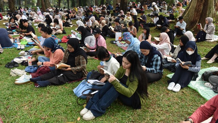 Taman Jadi Perpustakaan Sunyi bagi Warga Jakarta Penikmat literasi mengikuti kegiatan Baca Bareng di Taman Langsat, Jakarta, Minggu (27/7/2025). Kegiatan Baca Bareng yang digagas oleh komunitas Silent Book Club itu rutin mengadakan sesi membaca bersama di sejumlah taman kota dengan menawarkan suasana membaca yang tenang guna menciptakan fungsi taman tak hanya sebagai ruang rekreasi tetapi juga untuk kegiatan literasi yang diharapkan dapat mendorong tumbuhnya budaya baca di tengah masyarakat urban. ANTARA FOTO/Indrianto Eko Suwarso/nz