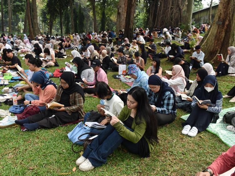 Taman Jadi Perpustakaan Sunyi bagi Warga Jakarta