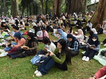 Taman Jadi Perpustakaan Sunyi bagi Warga Jakarta