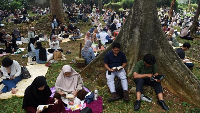 Penikmat literasi mengikuti kegiatan Baca Bareng di Taman Langsat, Jakarta, Minggu (27/7/2025). Kegiatan Baca Bareng yang digagas oleh komunitas Silent Book Club itu rutin mengadakan sesi membaca bersama di sejumlah taman kota dengan menawarkan suasana membaca yang tenang guna menciptakan fungsi taman tak hanya sebagai ruang rekreasi tetapi juga untuk kegiatan literasi yang diharapkan dapat mendorong tumbuhnya budaya baca di tengah masyarakat urban. ANTARA FOTO/Indrianto Eko Suwarso/nz