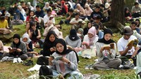 Dengan suasana yang tenang dan nyaman, Baca Bareng tak hanya menciptakan ruang refleksi personal, tetapi juga menjadi bentuk kampanye senyap untuk menghidupkan budaya membaca di kalangan masyarakat urban. (ANTARA FOTO/Indrianto Eko Suwarso)