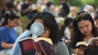 Melalui kegiatan ini, taman kota tidak hanya berfungsi sebagai ruang rekreasi semata, tetapi juga berkembang menjadi ruang belajar dan tumbuh bersama bagi para pecinta buku. (ANTARA FOTO/Indrianto Eko Suwarso)