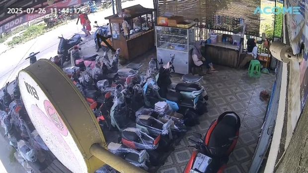 Tangkap layar kamera CCTV yang merekam aksi pelaku dan korban.
