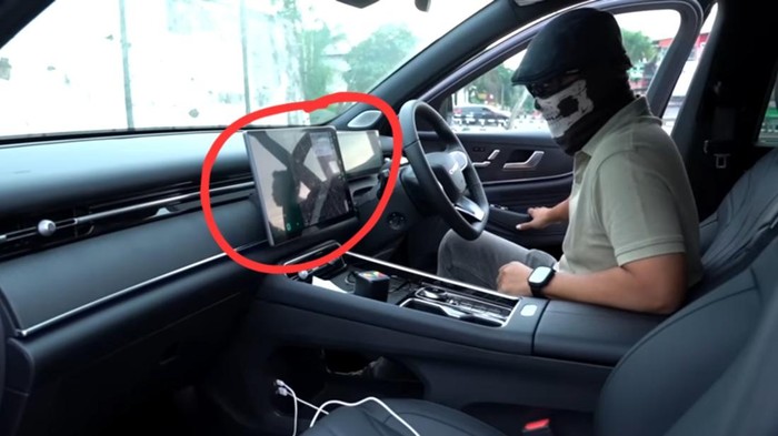 Tangkap layar video saat Om Mobi jadi korban pungli di BKB Palembang.