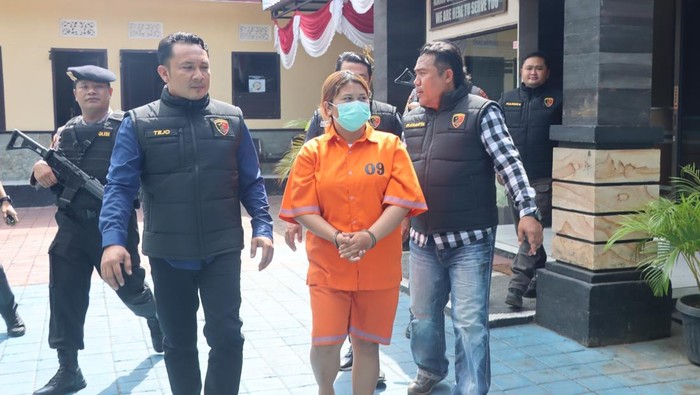 Tersangka penggelapan mobil saat digiring petugas sebelum dijebloskan ke penjara, Sabtu (26/7/2025).