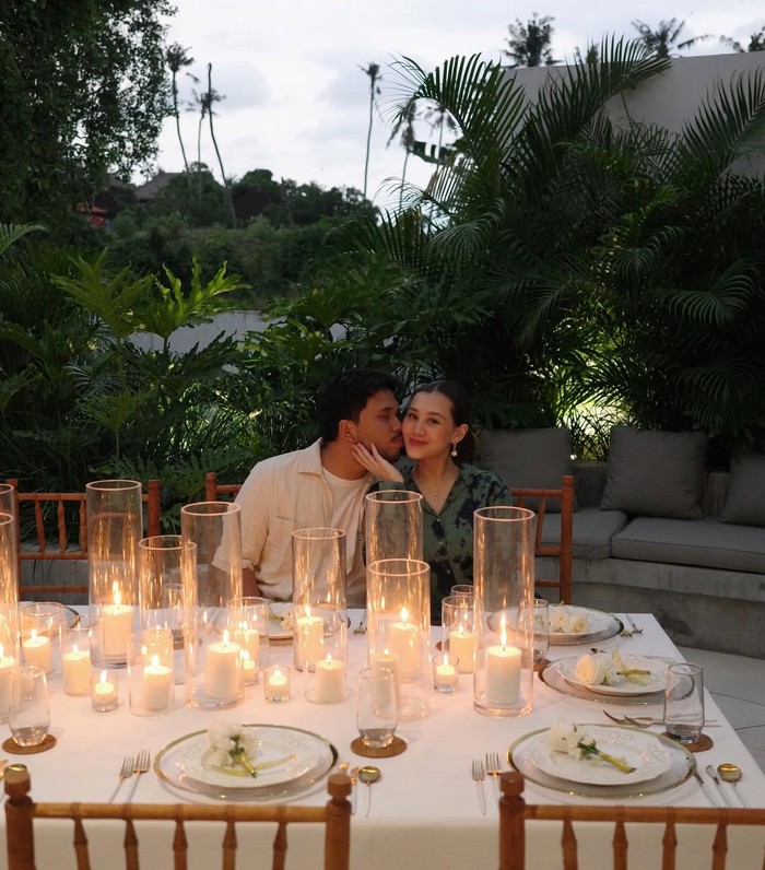 Thariq-Aaliyah rayakan anniversary Thariq-Aaliyah rayakan anniversary dengan makan malam romantis.