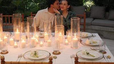 Thariq-Aaliyah Rayakan Anniversary Sambil Makan Malam Romantis
