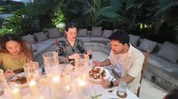 Momen makan malam tersebut dibagi menjadi dua sesi. Pertama, mereka mengajak keluarga dari Aaliyah Massaid. Foto: Instagram/@thariqhalilintar