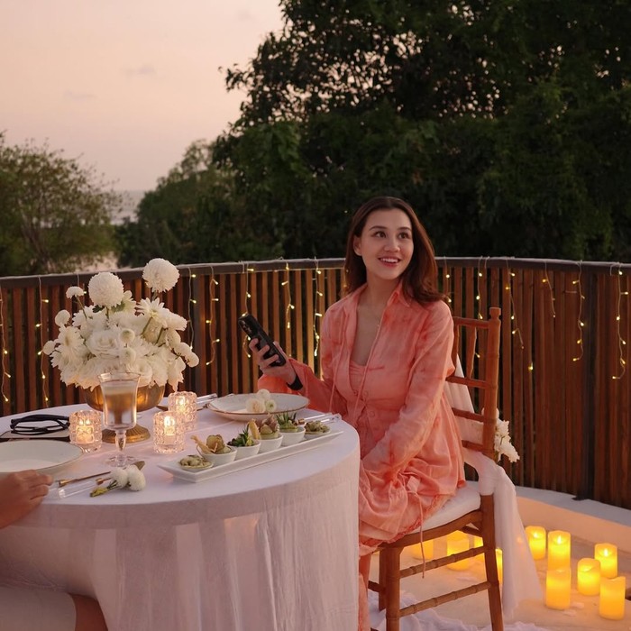 Thariq-Aaliyah rayakan anniversary Thariq-Aaliyah rayakan anniversary dengan makan malam romantis.