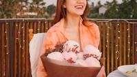 Thariq Halilintar pun memberikan kejutan berupa buket bunga sebelum menikmati hidangan. Foto: Instagram/@thariqhalilintar