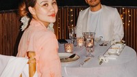 Kemudian, ada juga momen makan malam romantis berdua antara Thariq Halilintar dan Aaliyah Massaid. Foto: Instagram/@thariqhalilintar