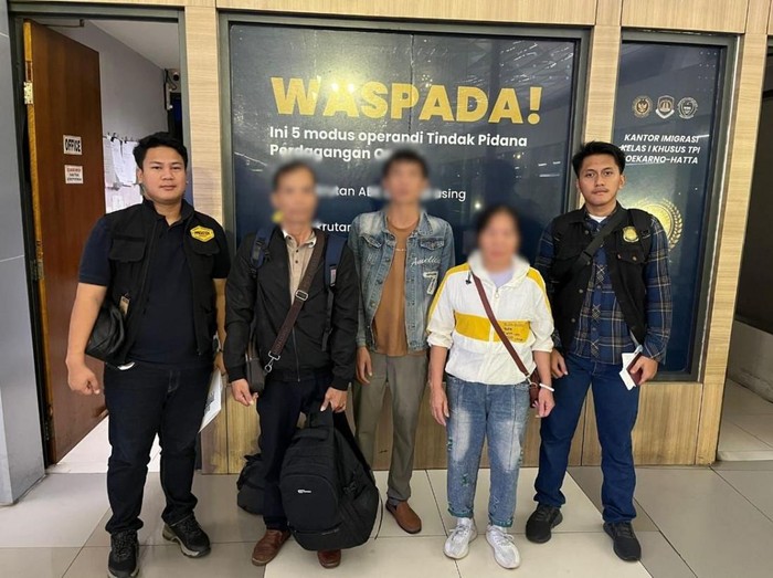 Tiga warga China dideportasi karena melanggar keimigrasian.
