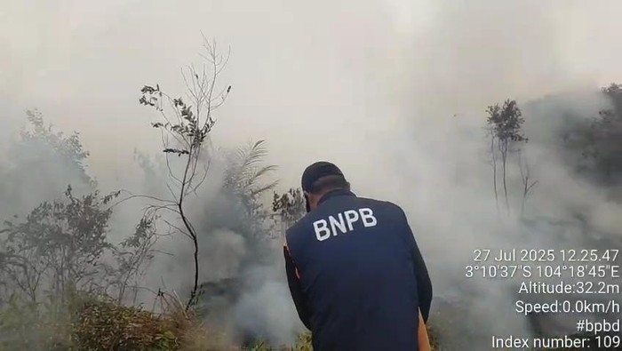 Tim saat padamkan api di Muara Enim.