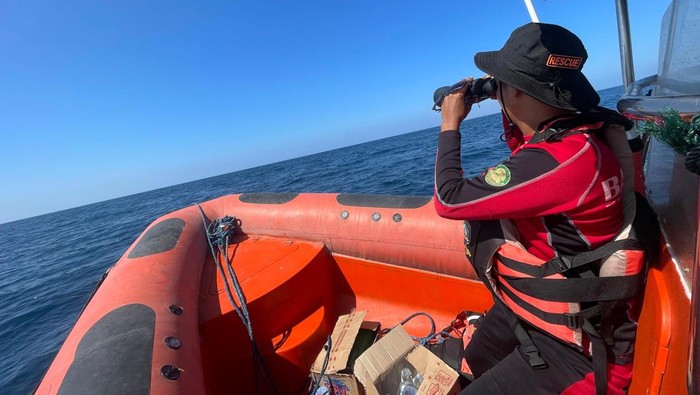 Tim SAR cari penumpang KM Bukit Siguntang yang terjatuh di laut Majene.