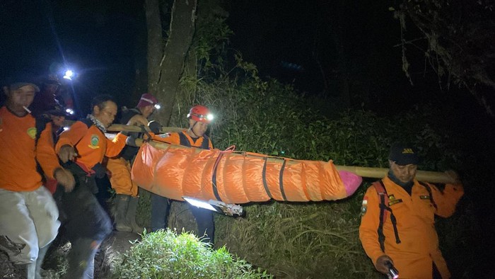 Tim SAR gabungan mengevakuasi jasad pendaki yang meninggal dunia saat berada di Pos 5 jalur pendakian Gunung Slamet via Bambangan, Kabupaten Purbalingga, Minggu (27/7/2025) dinihari.