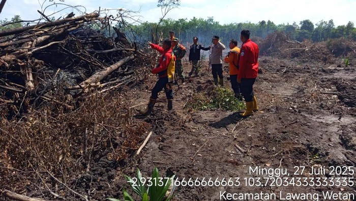 Tim Satgas Muba saat temukan lahan bekas terbakar dan masih ada asapnya.