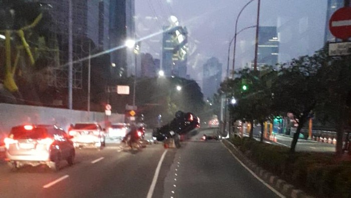 TransJakarta Koridor 9 rute Pinang Ranti-Pluit kembali melakukan pengalihan rute. Hal ini usai sebuah mobil menabrak separator di sekitar Halte Widya Chandra (dok. medsos X @PT_Transjakarta)