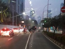 2 Pemotor Terluka Imbas Mobil Tabrak Separator Busway di Jalan Gatsu