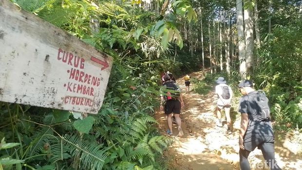 Trekking ke Curug Ciburial, Bogor