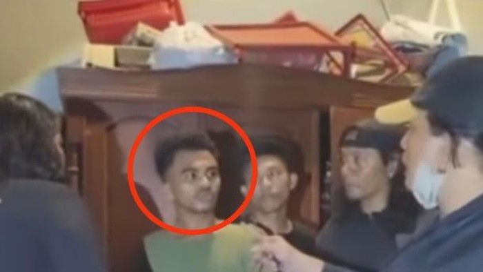 Unit Resmob Polsek Bontoala saat melakukan penangkapan terhadap pelaku penjambretan di Makassar.