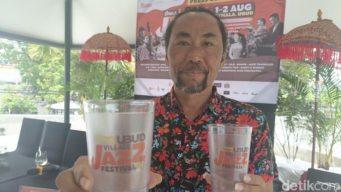 UVJF Architect Putu Klick Swantara saat menunjukkan deposit cup di Sanur, Bali, Jumat (25/7/2025).
