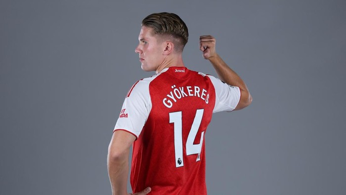 LONDON COLNEY, ENGLAND - JULY 27:  Arsenal unveil new signing Viktor Gyokeres at Sobha Realty Training Centre on July 27, 2025 in London Colney, England.  (Photo by Stuart MacFarlane/Arsenal FC via Getty Images)