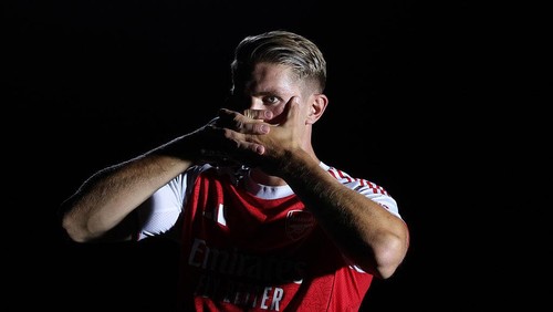 LONDON COLNEY, ENGLAND - JULY 27:  Arsenal unveil new signing Viktor Gyokeres at Sobha Realty Training Centre on July 27, 2025 in London Colney, England.  (Photo by Arsenal FC/Arsenal FC via Getty Images)