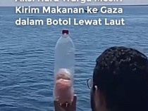 Video Aksi Haru Warga Mesir Kirim Makanan dalam Botol ke Gaza Lewat Laut