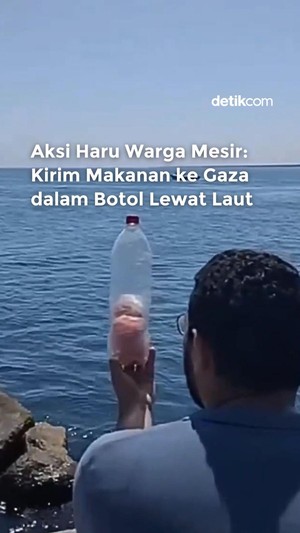 Video Aksi Haru Warga Mesir Kirim Makanan dalam Botol ke Gaza Lewat Laut 