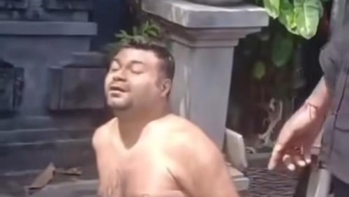 WN Azerbaijan ditangkap warga seusai melarikan uang rupiah dari gerai tukar mata uang asing di Kuta, Badung, Minggu (25/7/2025). (Tangkap layar media sosial)