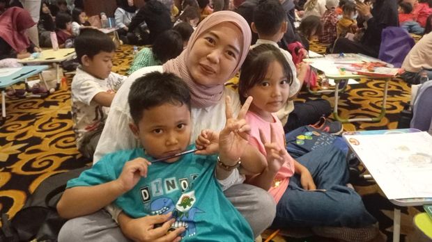 Yunita mengantar anak lomba mewarnai  di Pekan Seni Anak Pintar Indonesia 2025 Cerebrofort pada Minggu, 27 Juli 2025 di Auditorium Bank Mega, Jakarta