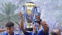Pemain yang akrab disapa Jupe ini bergabung dengan Persib pada 2014. Ia sukses membawa Persib jadi juara ISL 2014, Piala Presiden 2015, Piala Wali Kota Padang 2015, Liga 1 2023/2024, dan Liga 1 2024/2025. Namun Jupe pernah beberapa kali pindah, tapi selalu balik lagi ke Persib. Ia sempat ke Sriwijaya FC (2015), Kuala Lumpur City FC (2018), dan Bhayangkara FC (2020). Kini, Jupe menjalani peran ganda, sebagai pemain dan asisten pelatih. (Foto: Dok. Persib Bandung)