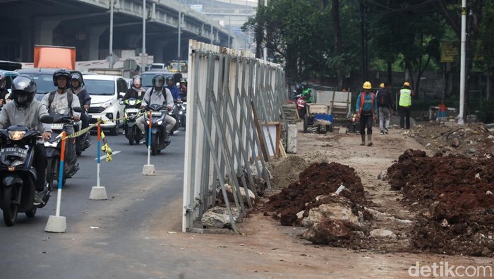 Lalu lintas di Simpang Fatmawati, Cilandak, Jakarta Selatan, tersendat akibat proyek trotoar. Satu lajur di Jalan RA Kartini ditutup untuk keperluan galian.