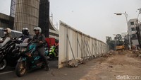 Proyek ini membuat lalin tersendat di Simpang Fatmawati arah Jl TB Simatupang dan Jl RS Fatmawati Raya.