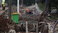 Petugas mengerjakan proyek penataan trotoar di Jalan RA Kartini, Cilandak, Jaksel, Senin (28/7/2025).