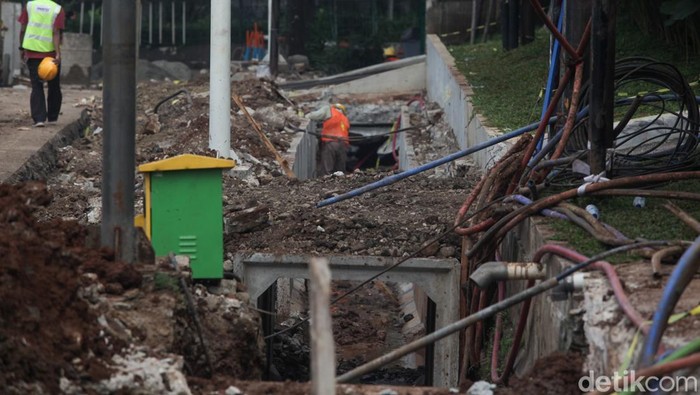 Ada Galian di Cilandak Jaksel, Lalin Simpang Fatmawati Tersendat Lalu lintas di Simpang Fatmawati, Cilandak, Jakarta Selatan, tersendat akibat proyek trotoar. Satu lajur di Jalan RA Kartini ditutup untuk keperluan galian.