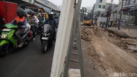 Kemacetan paling terasa pada jam-jam sibuk pagi dan sore, dengan antrean kendaraan mengular hingga ke Jl Fatmawati Raya dan TB Simatupang.