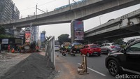 Selama proyek berlangsung, kendaraan hanya bisa melintasi sebagian jalan di titik tersebut.