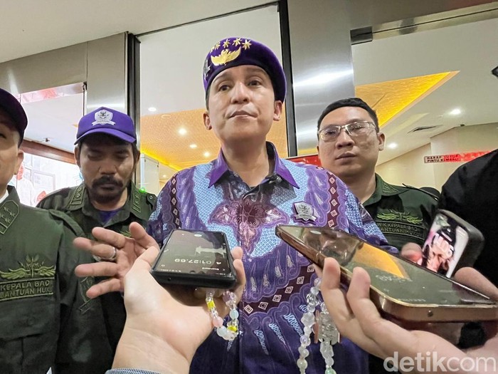 Advokat Firdaus Oiwobo usai diperiksa Bareskrim Polri
