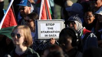 Aksi ini digelar sebagai bentuk kepedulian terhadap situasi kemanusiaan di Gaza yang kian memburuk. Para peserta menyoroti kelangkaan makanan, terbatasnya akses bantuan, serta penderitaan warga sipil, terutama anak-anak. (REUTERS/Esa Alexander)  