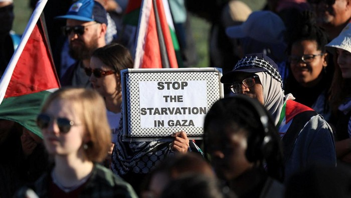 Aksi di Cape Town Tuntut Hentikan Kelaparan di Gaza Pro-Palestinian activists hold Palestinian flags as they protest over hunger crisis in Gaza, along Sea Point Promenade in Cape Town, South Africa, July 27, 2025. REUTERS/Esa Alexander TPX IMAGES OF THE DAY