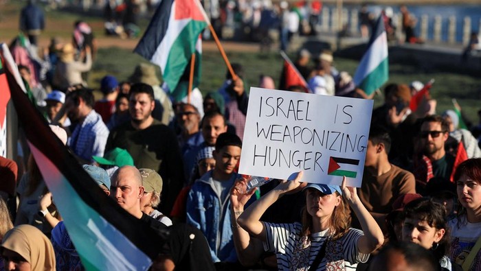 Aksi di Cape Town Tuntut Hentikan Kelaparan di Gaza Pro-Palestinian activists hold Palestinian flags as they protest over hunger crisis in Gaza, along Sea Point Promenade in Cape Town, South Africa, July 27, 2025. REUTERS/EsaΒ Alexander TPX IMAGES OF THE DAY