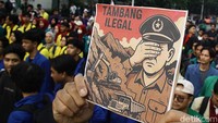 Massa membawa sejumlah poster dengan nada kritik.