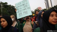 Massa aksi membawa sejumlah poster. Meski begitu, Jalan Medan Merdeka Selatan dari Stasiun Gambir ke Patung Kuda tetap dibuka. Kendaraan masih dapat melintas dari timur ke barat.